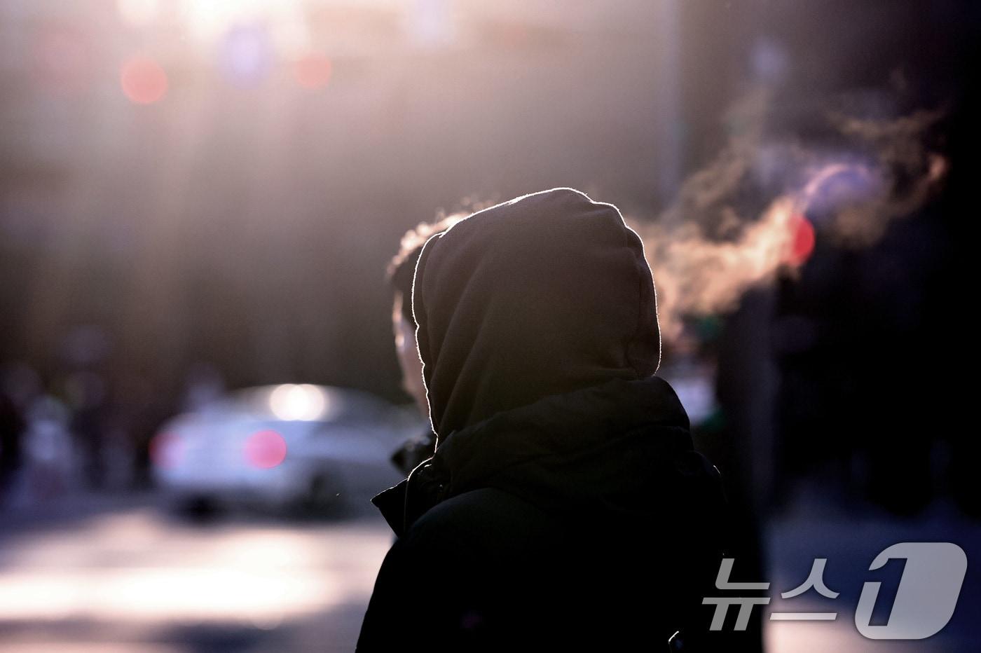 본문 이미지 - 서울 세종대로 광화문역 네거리에서 시민들이 입김을 내뿜으며 발걸음을 옮기고 있다. /뉴스1 ⓒ News1 구윤성 기자