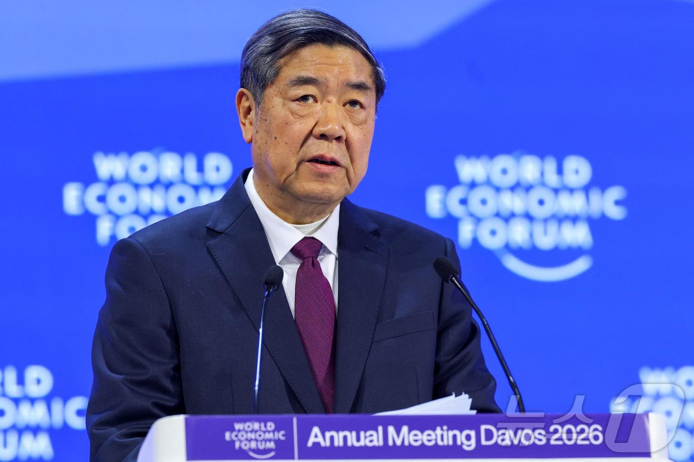 본문 이미지 - 20일(현지시간) 스위스 다보스에서 열린 제56회 세계경제포럼(WEF) 연차총회에서 허리펑 중국 부총리가 연설하고 있다. 2026. 01. 20. ⓒ 로이터=뉴스1 ⓒ News1 양은하 기자