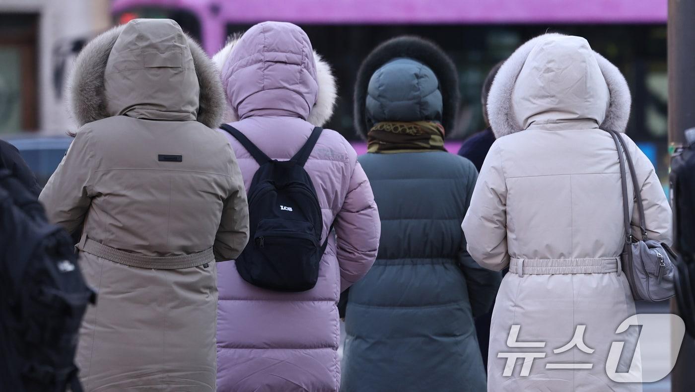 본문 이미지 - 서울 세종대로 광화문역 네거리에서 두꺼운 옷을 입은 시민들이 발걸음을 옮기고 있다. 2026.1.21/뉴스1 ⓒ News1 구윤성 기자