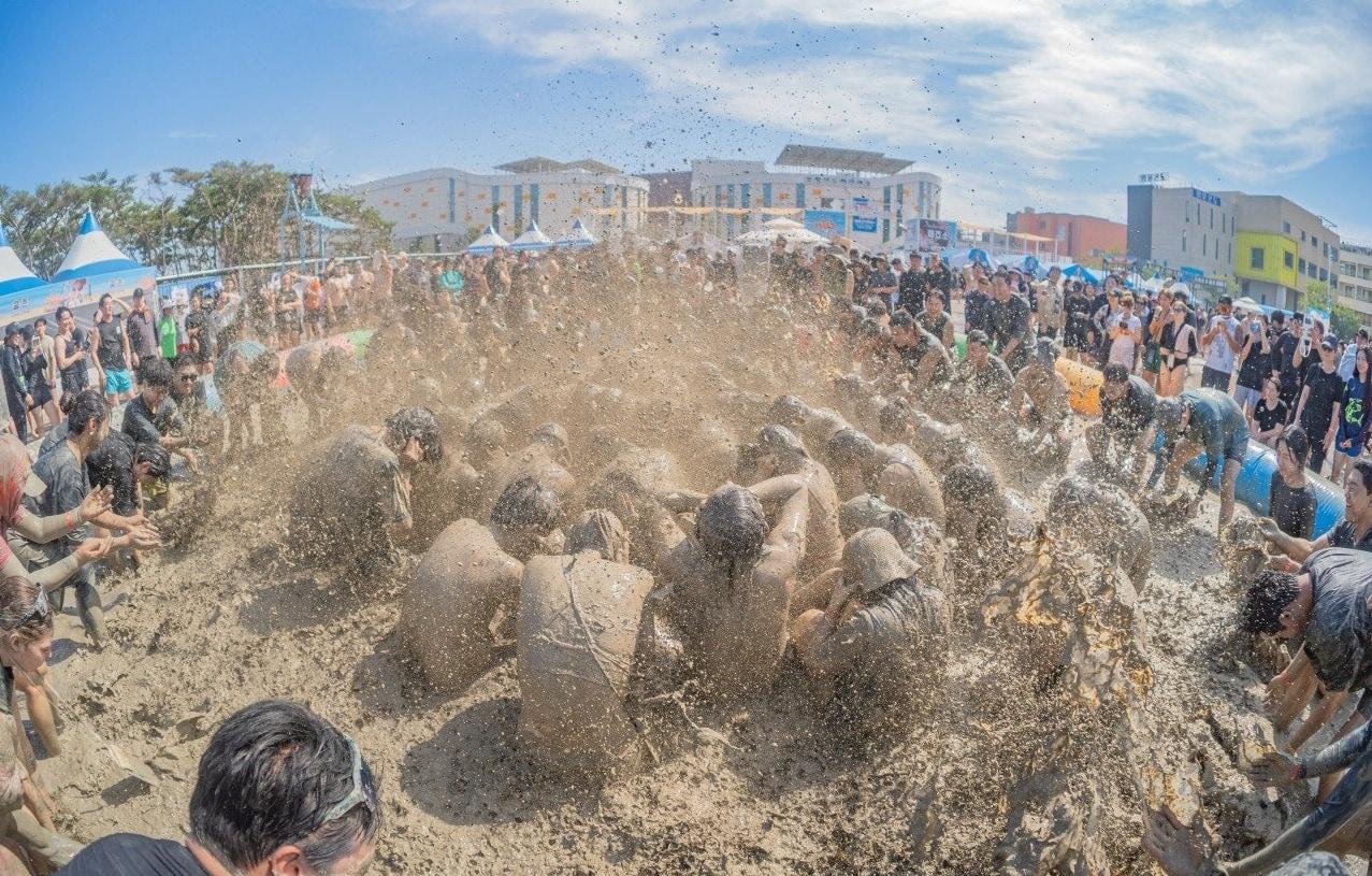 본문 이미지 - 보령머드축제 모습.(보령시 제공. 재판매 및 DB금지)/뉴스1