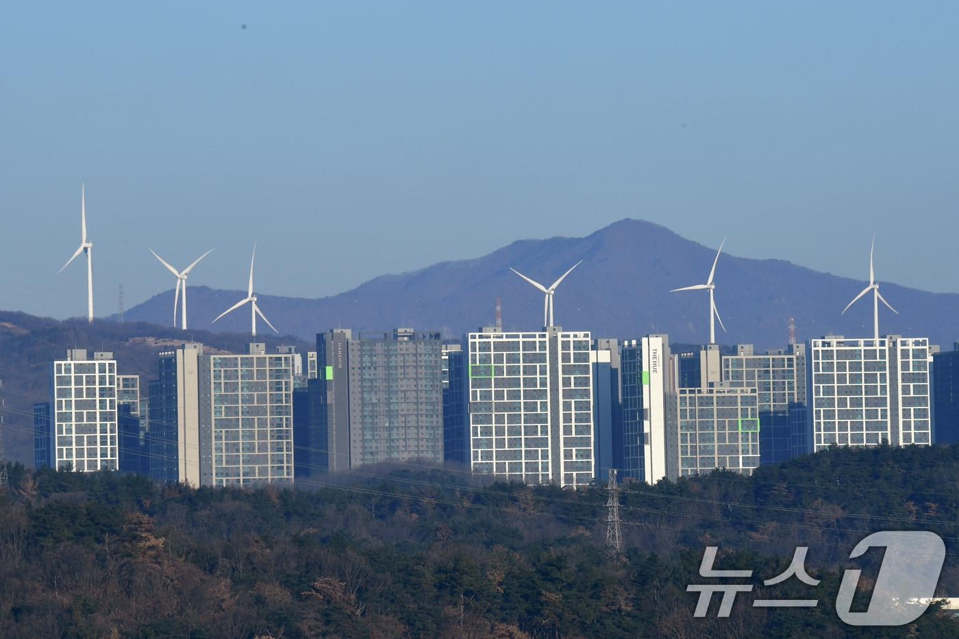 본문 이미지 - 경북 포항시 북구 흥해읍 자유경제구역에 들어선 아파트 단지 뒷편에 설치된 풍력발전기가 돌아가고 있다. 2026.1.21/뉴스1 ⓒ News1 최창호 기자