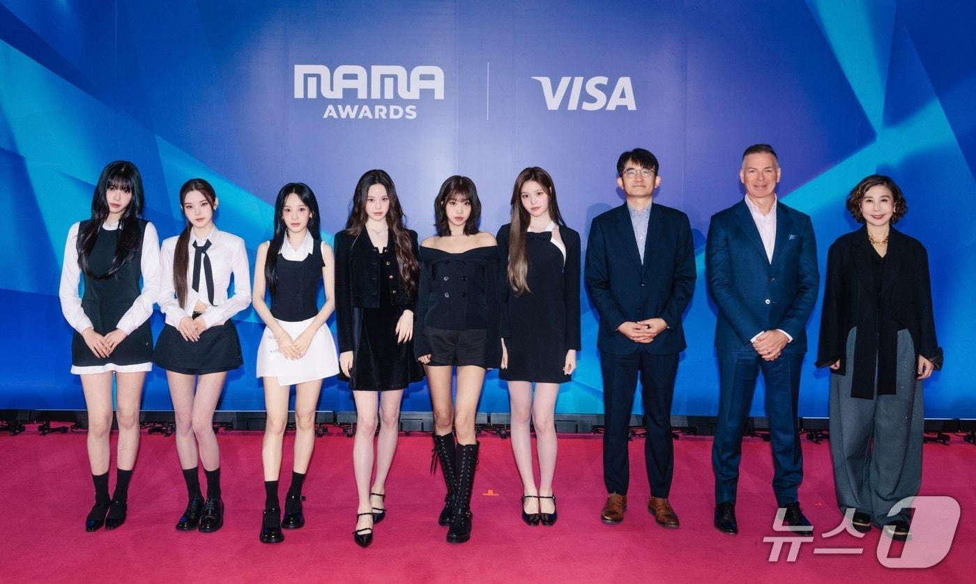 본문 이미지 - (왼쪽부터) ‘비자 X 2026 MAMA AWARDS’ 앰배서더 izna(이즈나), 스티븐 카핀 비자 아시아태평양 지역 총괄 사장, 윤상현 CJ ENM 대표, 다니엘 진 비자 아시아태평양 지역 최고마케팅책임자/사진제공=비자