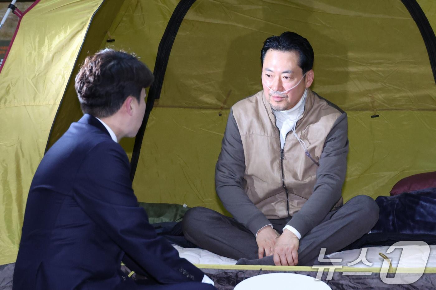 본문 이미지 - 장동혁 국민의힘 대표가 21일 서울 여의도 국회 로텐더홀에 마련된 단식 농성장에서 이준석 개혁신당 대표를 만나고 있다. 2026.1.21/뉴스1 ⓒ News1 신웅수 기자