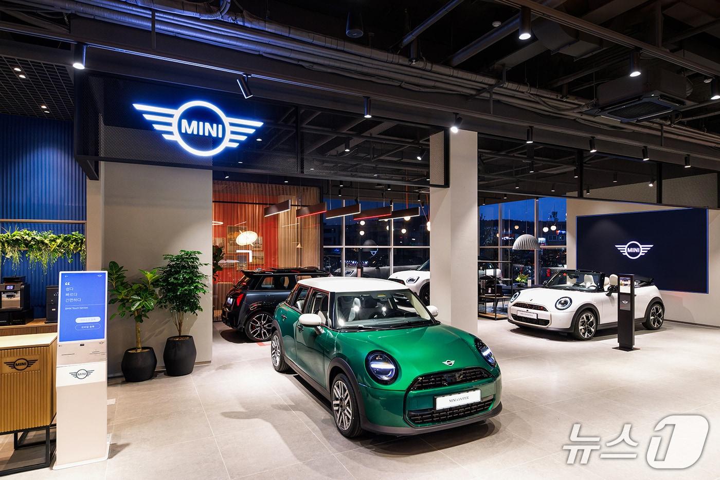 본문 이미지 - 코오롱 모터스 MINI 대전 전시장.(MINI 제공) 