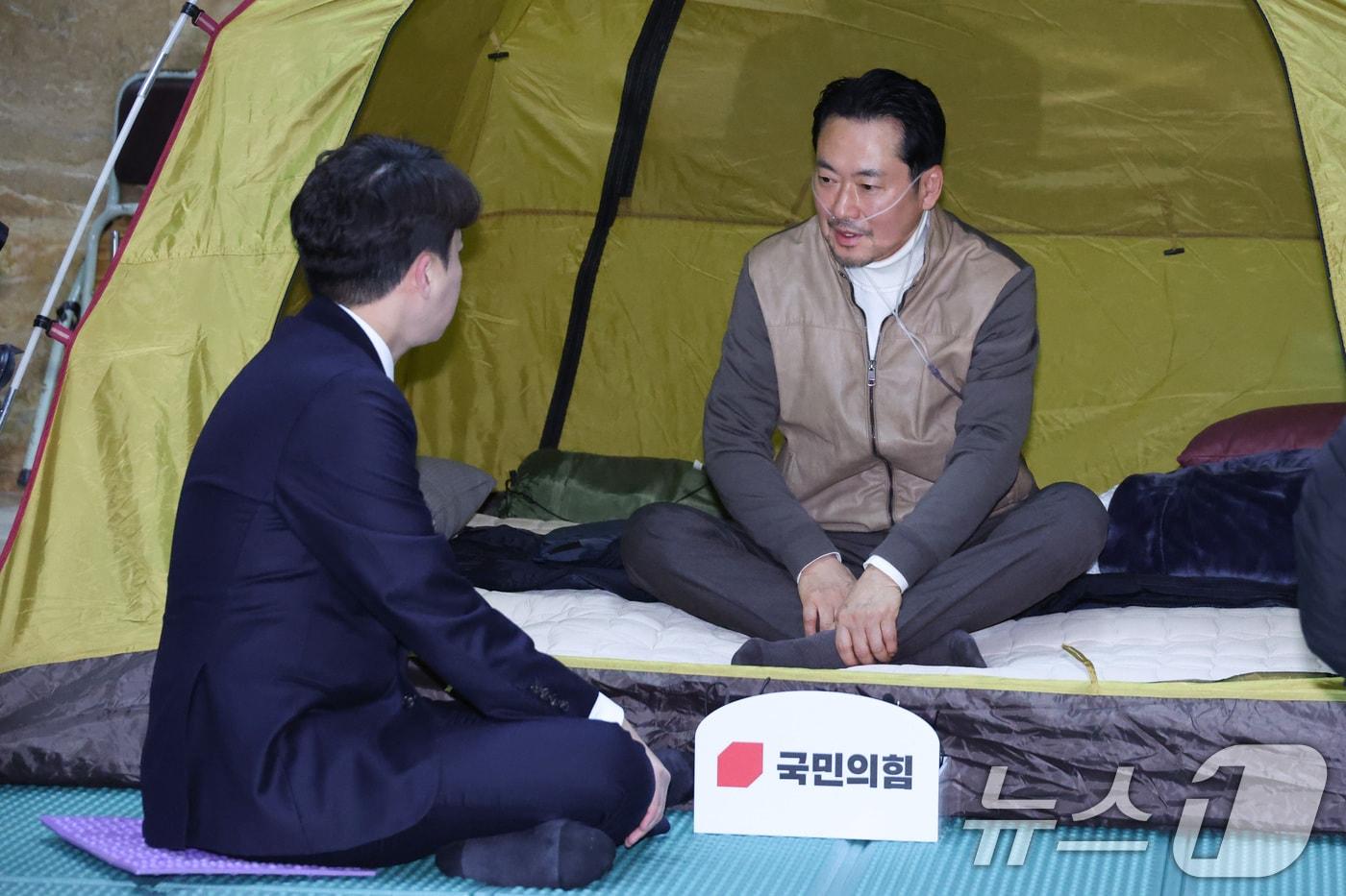 본문 이미지 - 장동혁 국민의힘 대표가 21일 서울 여의도 국회 로텐더홀에 마련된 단식 농성장에서 이준석 개혁신당 대표를 만나고 있다. 2026.1.21/뉴스1 ⓒ News1 신웅수 기자