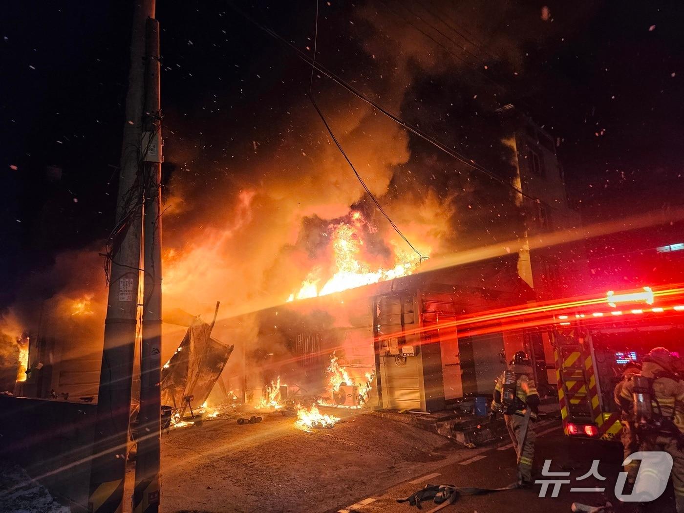본문 이미지 - 21일 오전 4시 36분쯤 전남 영암군 삼호읍의 한 주택에서 불이 나 소방당국이 진화하고 있다.(전남소방본부 제공. 재판매 및 DB 금지)