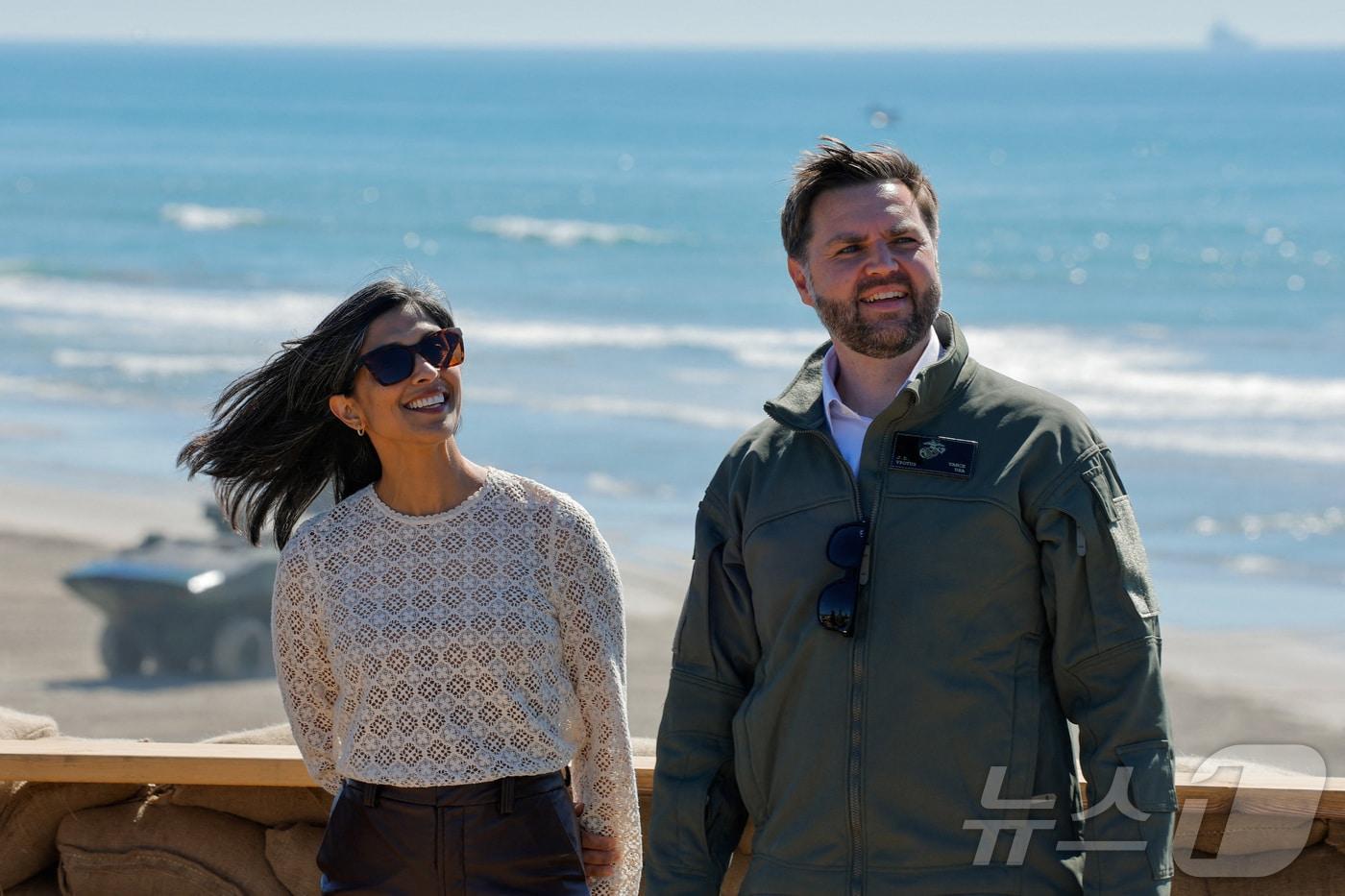 본문 이미지 - JD 밴스 미 부통령과 배우자 우샤 밴스가 2025년 10월 18일(현지시간) 미국 캘리포니아주 캠프 펜들턴에서 열린 미 해병대 창설 250주년 기념 행사에 참석하고 있다. 2025.10.18. ⓒ 로이터=뉴스1 ⓒ News1 윤다정 기자