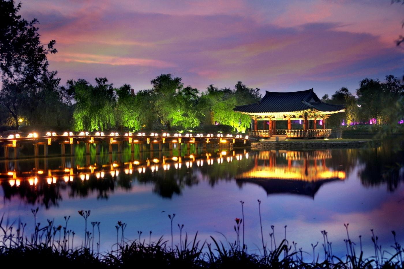 본문 이미지 - 부여 궁남지 야경.(부여군 제공. 재판매 및 DB금지)/뉴스1