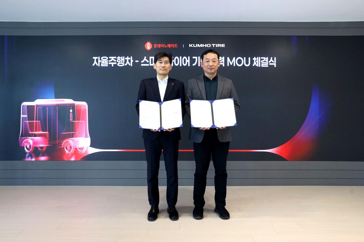 본문 이미지 - (왼쪽부터) 윤태은 롯데이노베이트 모빌리티부문 상무와 송강종 금호타이어 상품개발 3부문 상무가 20일 서울 금천구 롯데이노베이트 본사에서 자율주행차와 스마트타이어 기술 실증을 위한 업무협약(MOU)을 체결한 뒤 기념 사진을 촬영한 모습. 2026.01.20.