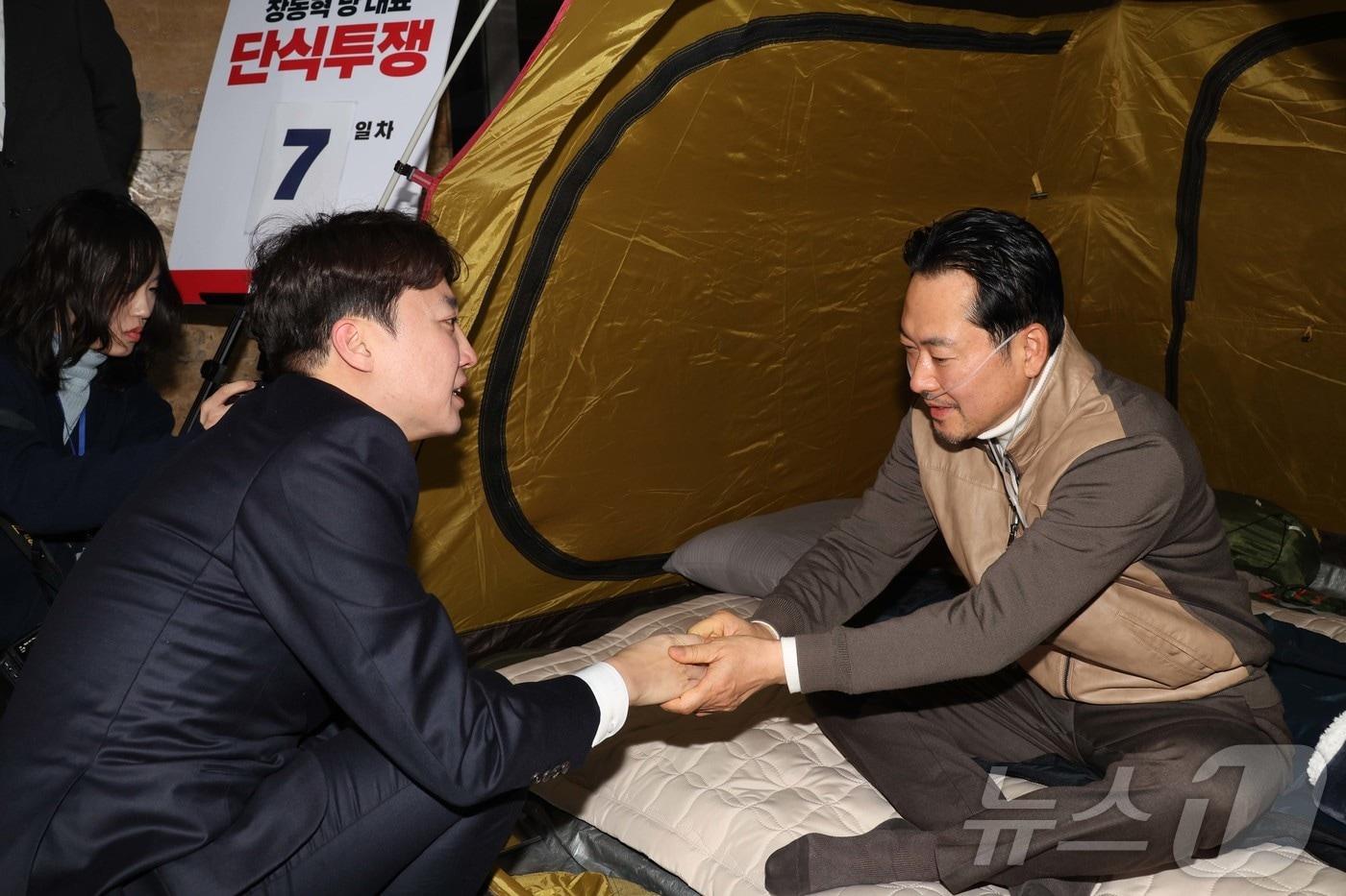 본문 이미지 - 이준석 개혁신당 대표가 21일 서울 여의도 국회 로텐더홀에서 단식투쟁 일주일째를 맞은 장동혁 국민의힘 대표의 농성장을 찾아 대화를 하고 있다. (공동취재) 2026.1.21/뉴스1 ⓒ News1 신웅수 기자