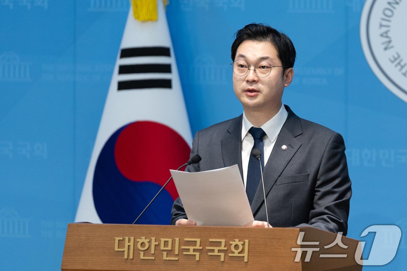 본문 이미지 - 김동아 더불어민주당 의원이 21일 서울 여의도 국회 소통관에서 이재명 대통령 비방 목적 안동댐 사건 허위조작정보 유포자 고발 기자회견을 하고 있다. 2026.1.21/뉴스1 ⓒ News1 이승배 기자