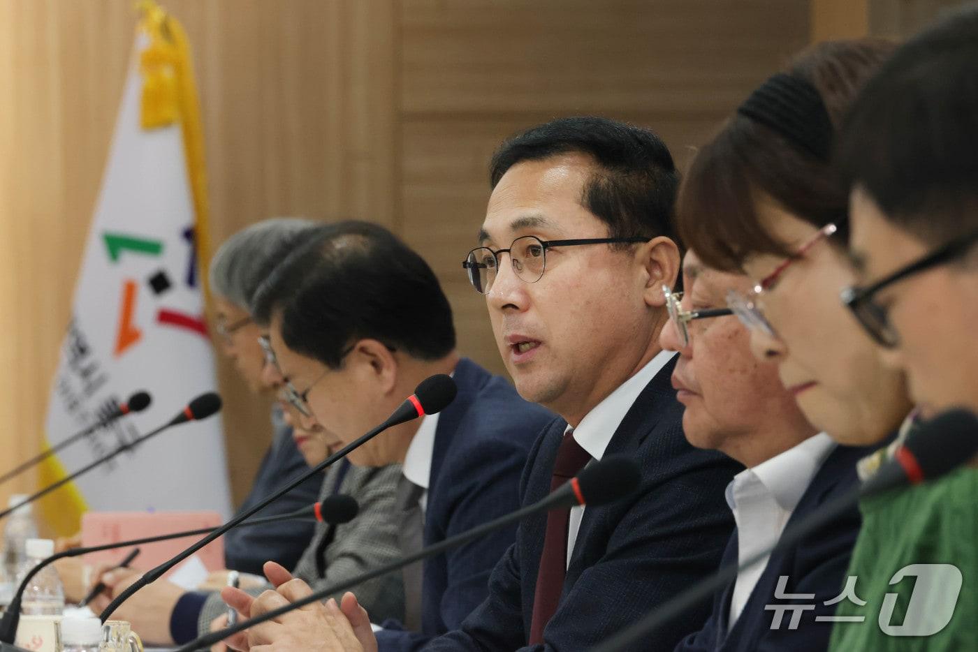 본문 이미지 - 박희조 동구청장이 공약사업 및 핵심과제 추진상황 보고회에서 발언하고 있다.(동구 제공. 재판매 및 DB금지)/뉴스1