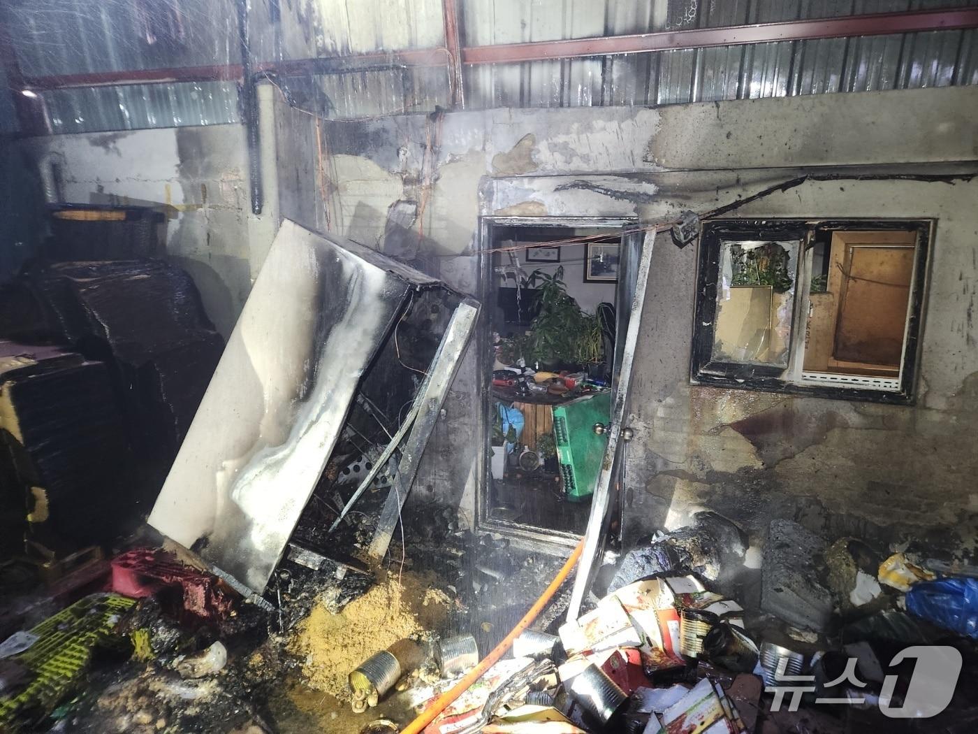 본문 이미지 - 20일 오후 4시38분께 대전 동구 성남동의 한 식자재 유통창고에서 불이 나 23분 만에 꺼졌다.(대전소방본부 제공) /뉴스1