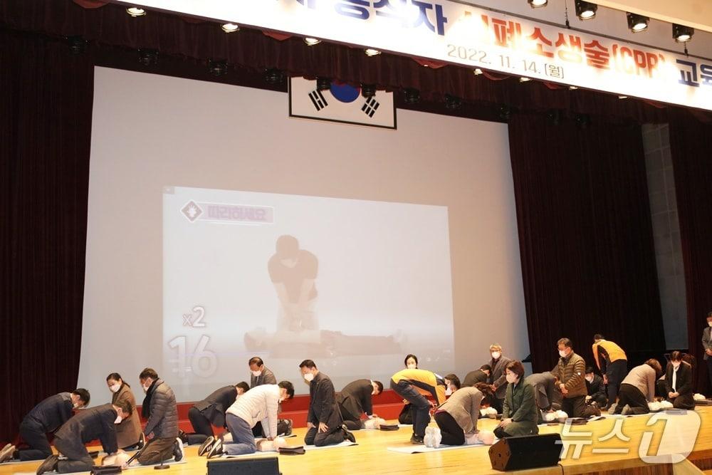 본문 이미지 - 경기 안양시가 심폐소생술 교육을 정례화 하는 등 올해도 해당 교육을 추진한다. 사진은 지난 2022년 11월 14일 실시된 간부공무원 대상 심폐소생술 교육 모습.(안양시 제공. 재판매 및 DB금지)/뉴스1