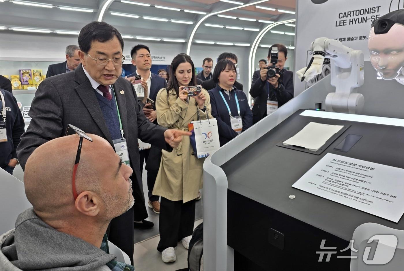 본문 이미지 - 주낙영 경북 경주시장이 지난해 11월 보문단지 일원에서 열린 2025 APEC 정상회의 기간 동안 열린 기업 박람회장에서 지역 창업벤처업이 만든   제품을 외국 바이어들에게 소개하고 있다. (경주제공, 재판매 및 DB금지) 2026.1.21/뉴스1