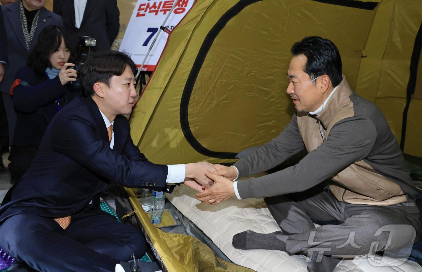 본문 이미지 - 통일교·공천헌금 '쌍특검' 수용을 요구하며 단식 7일 차를 맞은 국민의힘 장동혁 대표가 21일 서울 여의도 국회 로텐더홀 단식 농성장을 찾은 개혁신당 이준석 대표와 인사하고 있다. (공동취재) 2026.1.21/뉴스1 ⓒ News1 신웅수 기자