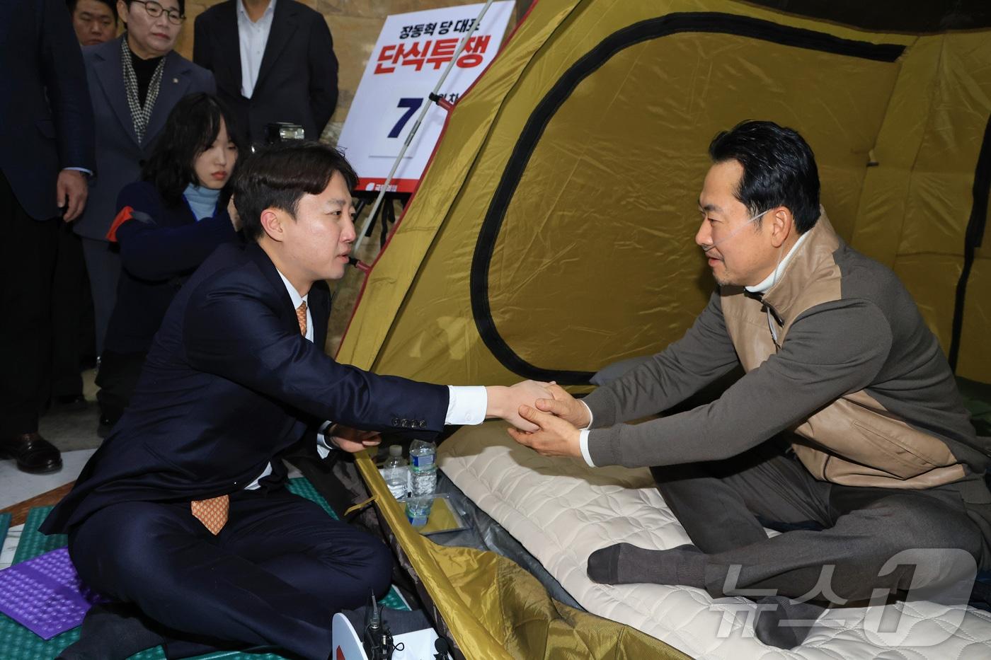 본문 이미지 - 통일교·공천헌금 '쌍특검' 수용을 요구하며 단식 7일 차를 맞은 국민의힘 장동혁 대표가 21일 서울 여의도 국회 로텐더홀 단식 농성장을 찾은 개혁신당 이준석 대표와 인사하고 있다. (공동취재) 2026.1.21/뉴스1 ⓒ News1 신웅수 기자