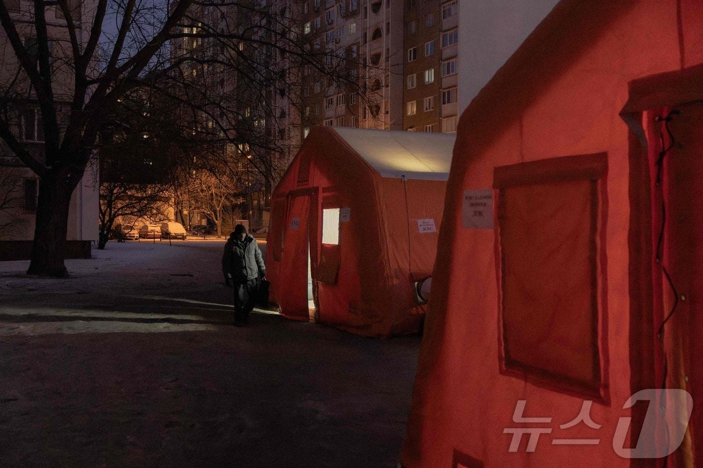 본문 이미지 - 러시아가 20일(현지시간) 우크라이나의 에너지 인프라 시설을 공습한 가운데 키이우에 전기나 난방이 끊긴 주민들을 위해 긴급 지원 텐트들이 설치되어 있다. 2025.1.21./뉴스1 ⓒ AFP=뉴스1 ⓒ News1 이창규 기자