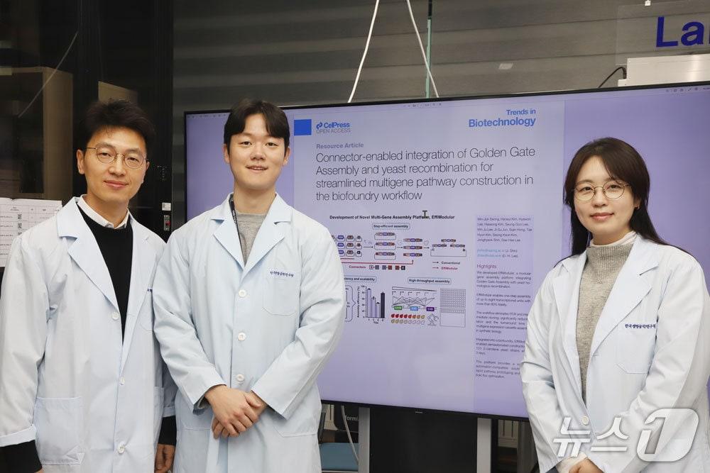 본문 이미지 - 한국생명공학연구원 이대희 박사(왼쪽) 연구팀(생명연 제공) /뉴스1