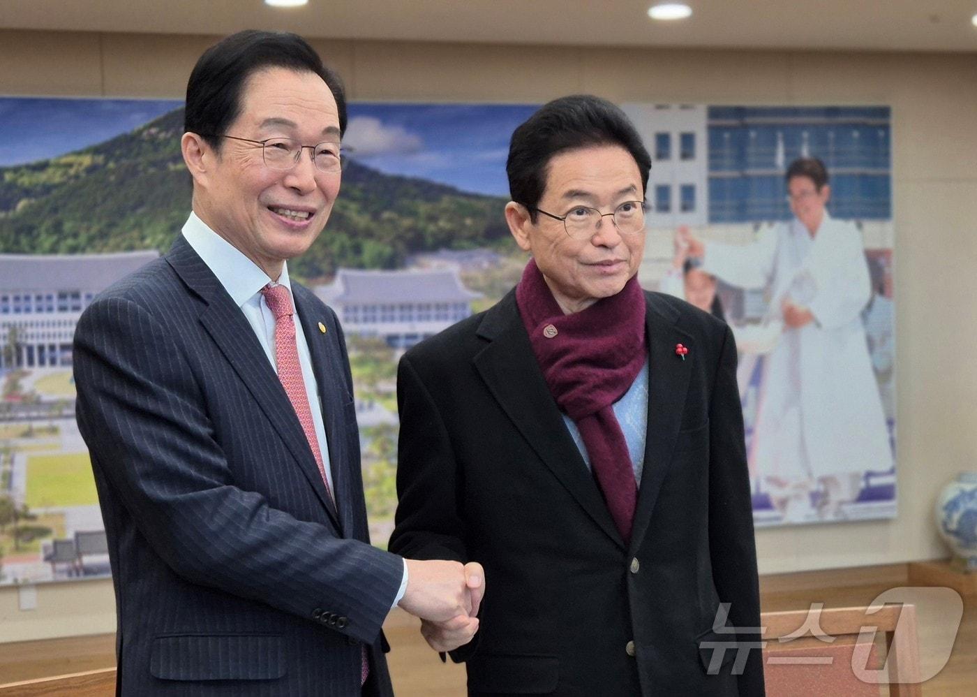 본문 이미지 - 이 지사는 21일 오전 9시 30분 경북도청 본관에서 임종식 경북교육감과 만나, 대구·경북 행정통합과 관련한 교육 분야 주요 현안을 집중 논의했다. /뉴스1
