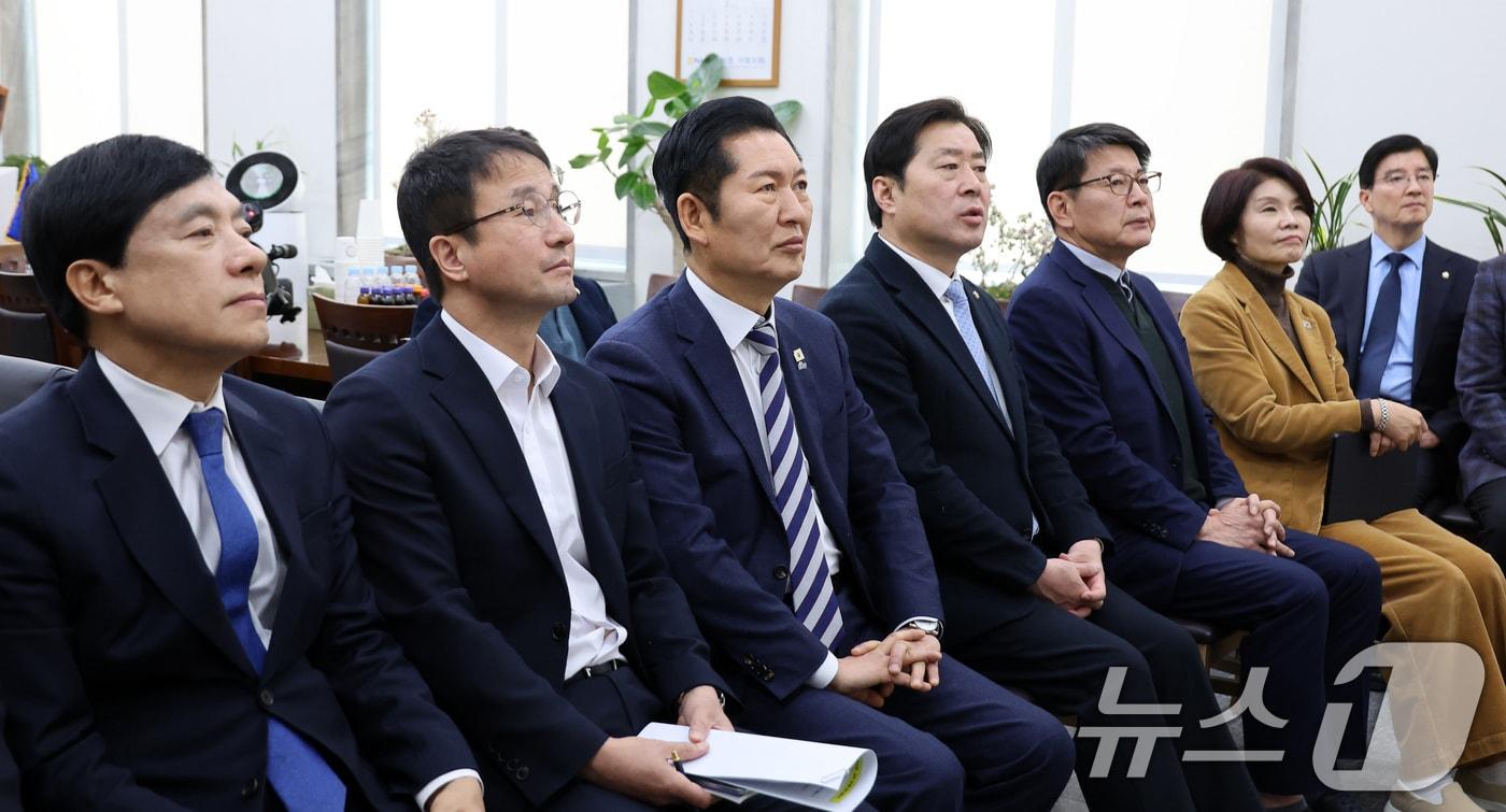 본문 이미지 - 더불어민주당 정청래 대표와 한병도 원내대표를 비롯한 지도부가 21일 서울 여의도 국회 당대표실에서 이재명 대통령 신년 기자회견 생중계를 지켜보고 있다. 2026.1.21/뉴스1 ⓒ News1 국회사진기자단