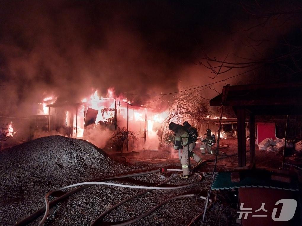 본문 이미지 - 21일 오전 0시 48분쯤 김해시 대동면 주동리의 한 농막에서 불이 나 소방관들이 진화에 나서고 있다.(경남소방본부 제공. 재판매 및 DB금지)
