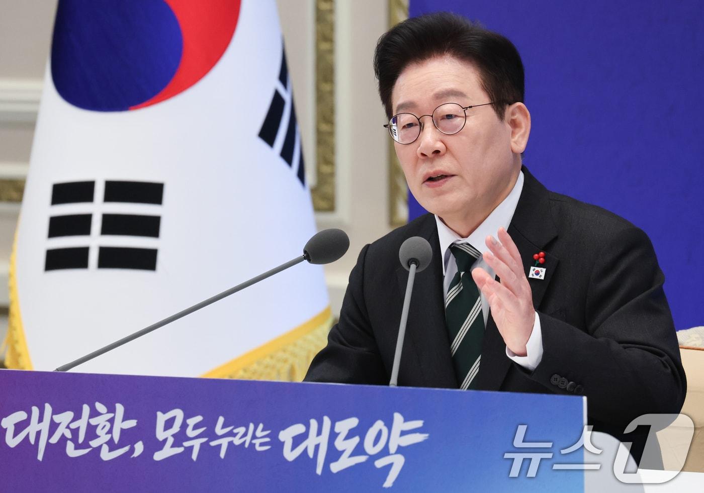 본문 이미지 - 이재명 대통령이 21일 청와대 영빈관에서 열린 신년 기자회견에서 취재진 질문에 답변하고 있다. 2026.1.21/뉴스1 ⓒ News1 이재명 기자