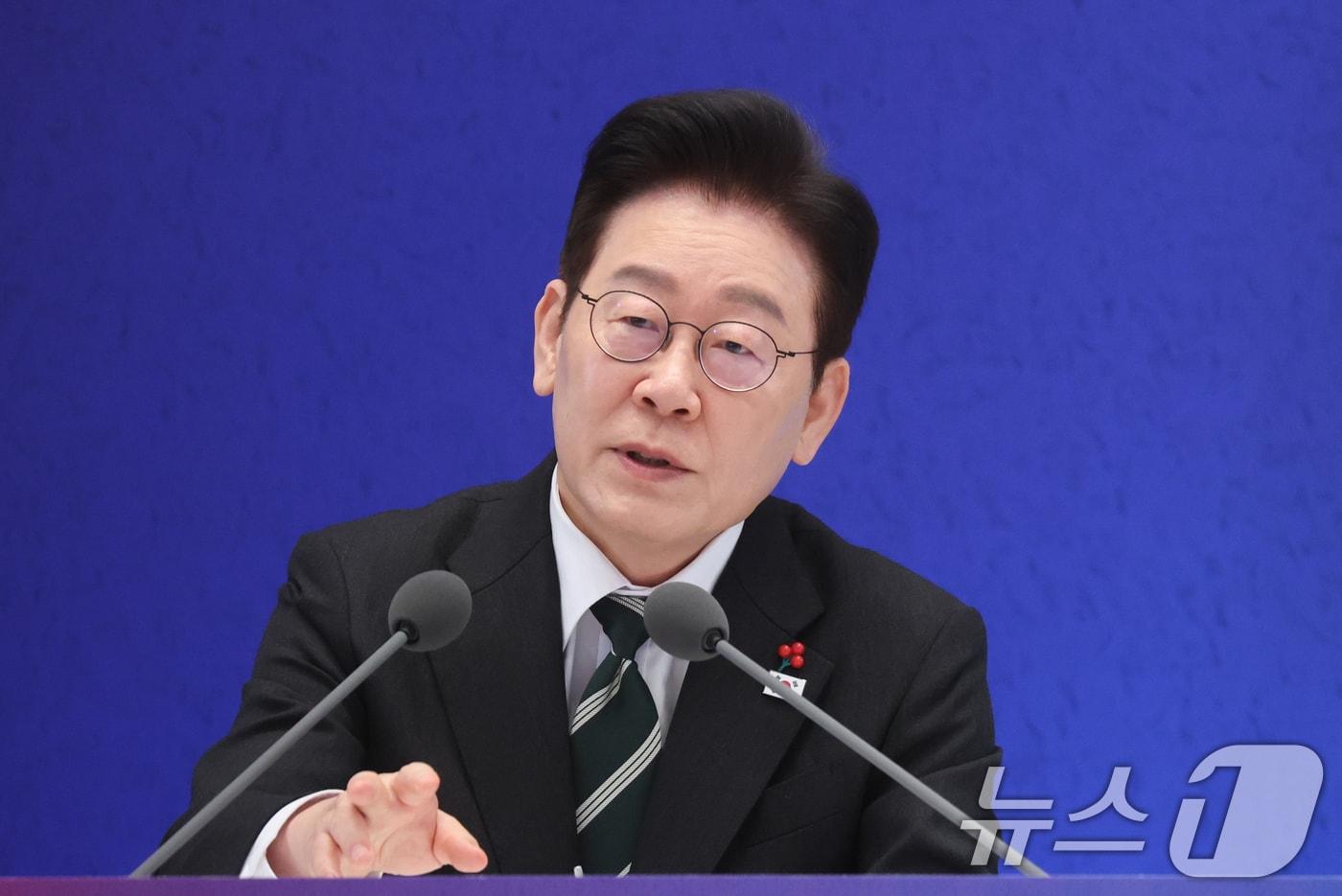 본문 이미지 - 이재명 대통령이 21일 청와대 영빈관에서 열린 신년 기자회견에서 취재진 질문에 답변하고 있다. 2026.1.21/뉴스1 ⓒ News1 이재명 기자