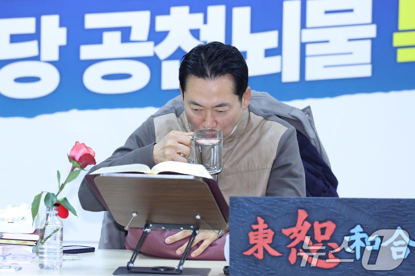 본문 이미지 - 장동혁 국민의힘 대표가 21일 서울 여의도 국회 로텐더홀에서 단식 농성을 이어가고 있다. 2026.1.21/뉴스1 ⓒ News1 신웅수 기자