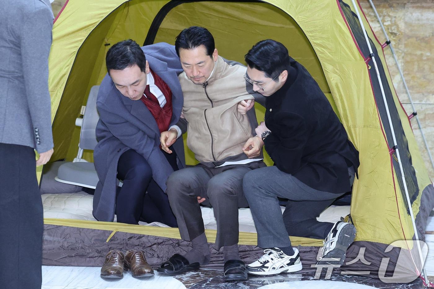 본문 이미지 - 장동혁 국민의힘 대표가 21일 서울 여의도 국회 로텐더홀에서 단식 농성을 이어가기 위해 텐트를 나서고 있다. 2026.1.21/뉴스1 ⓒ News1 신웅수 기자
