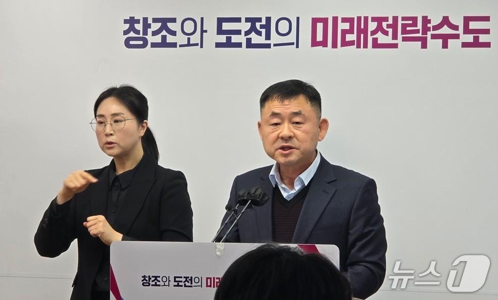 본문 이미지 - 브리핑하는 김려수 세종시 보건복지국장(오른쪽). / 뉴스1