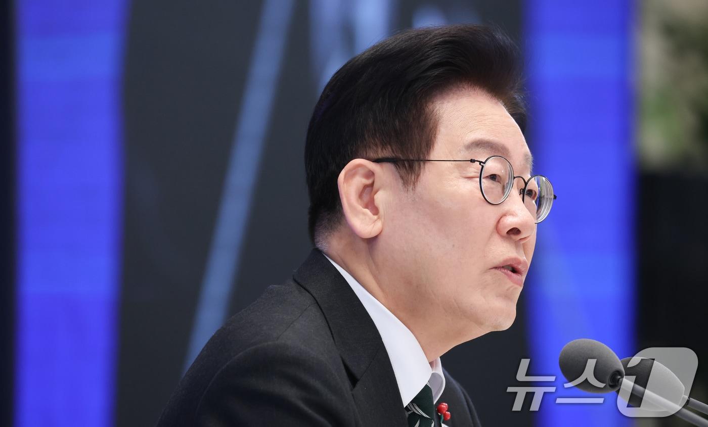 본문 이미지 - 이재명 대통령이 21일 청와대 영빈관에서 열린 신년 기자회견에서 취재진 질문에 답변하고 있다. 2026.1.21/뉴스1 ⓒ News1 이재명 기자