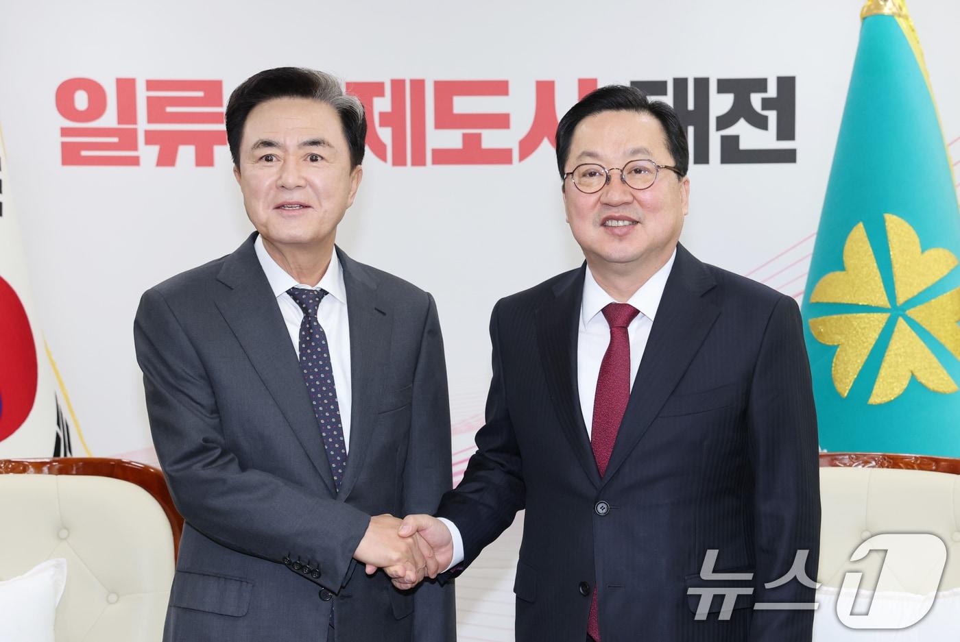 본문 이미지 - 이장우 대전시장과 김태흠 충남도지사가 21일 대전시청 접견실에서 대전·충남 행정통합 관련 긴급 회동에 앞서 악수하고 있다. 2026.1.21/뉴스1 ⓒ News1 김기태 기자