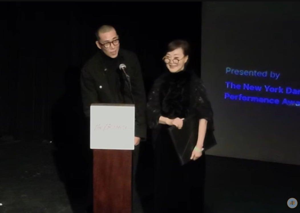 본문 이미지 - 베시 어워드 시상식에서 안무가 김성훈(왼쪽)과 정혜진.(세종문화회관 제공)