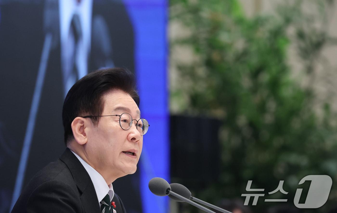 본문 이미지 - 이재명 대통령이 21일 청와대 영빈관에서 열린 신년 기자회견에서 취재진 질문에 답변하고 있다. 2026.1.21/뉴스1 ⓒ News1 이재명 기자