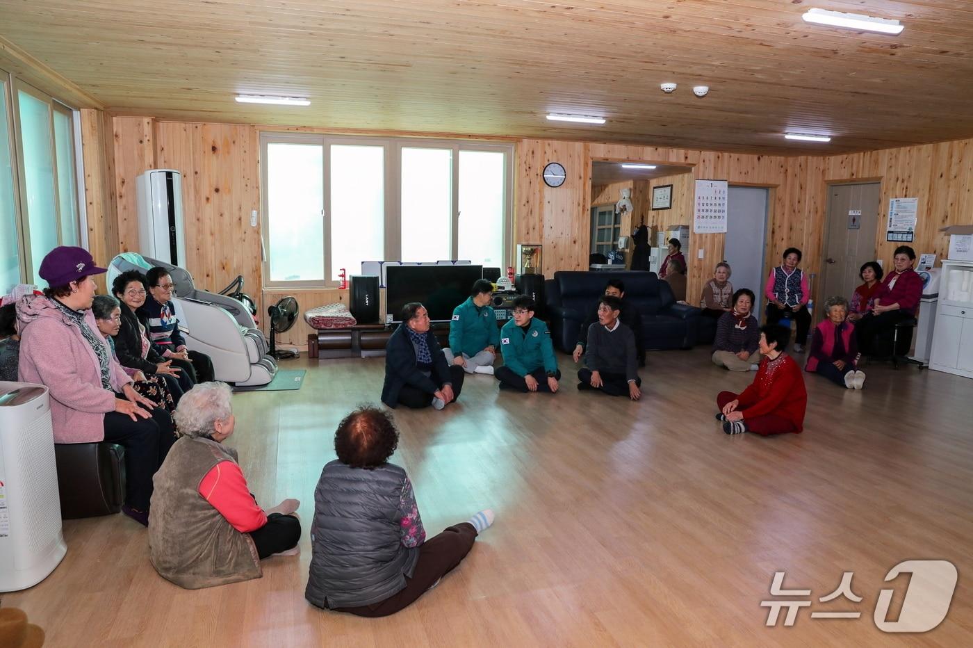 본문 이미지 - 황침현 부시장과 관계 공무원들이 경로당을 방문해 안부 확인 및 난방시설 이상 유무를 확인하고 있다.(당진시 제공. 재판매 및 DB금지)2026.1.21/뉴스1