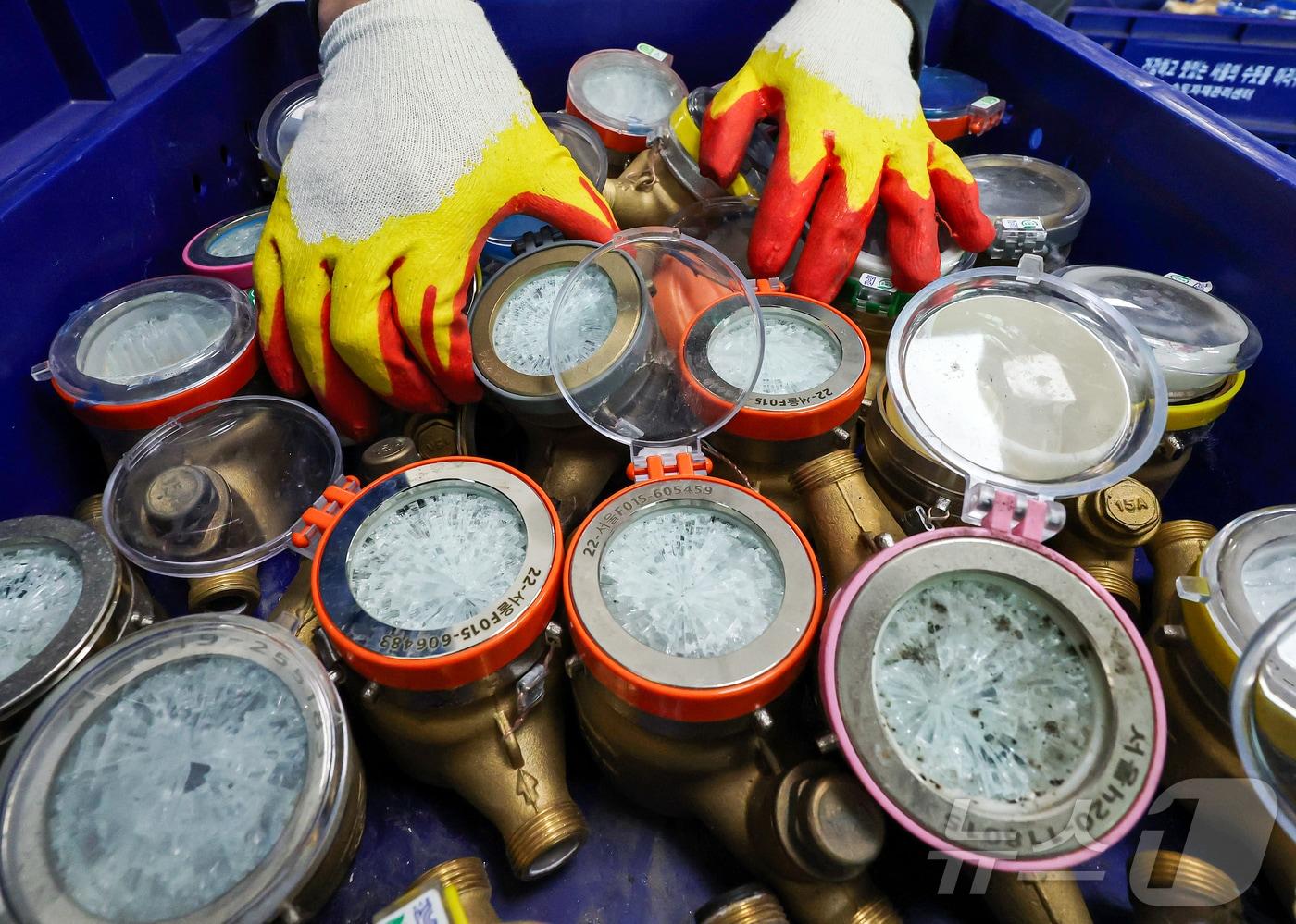 본문 이미지 - 서울 전역에 한파주의보가 내려진 21일 서울 강북구 서울북부수도사업소에서 수도계량기 교체반 직원이 동파된 수도계량기를 정리하고 있다. 2026.1.21 ⓒ 뉴스1 김진환 기자