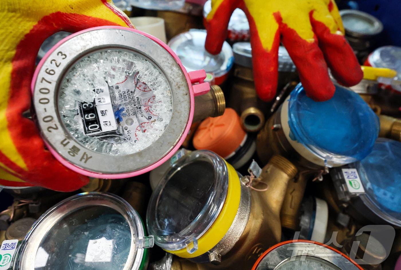 본문 이미지 - 서울 전역에 한파주의보가 내려진 21일 서울 강북구 서울북부수도사업소에서 수도계량기 교체반 직원이 동파된 수도계량기를 정리하고 있다.2026.1.21/뉴스1 ⓒ News1 김진환 기자