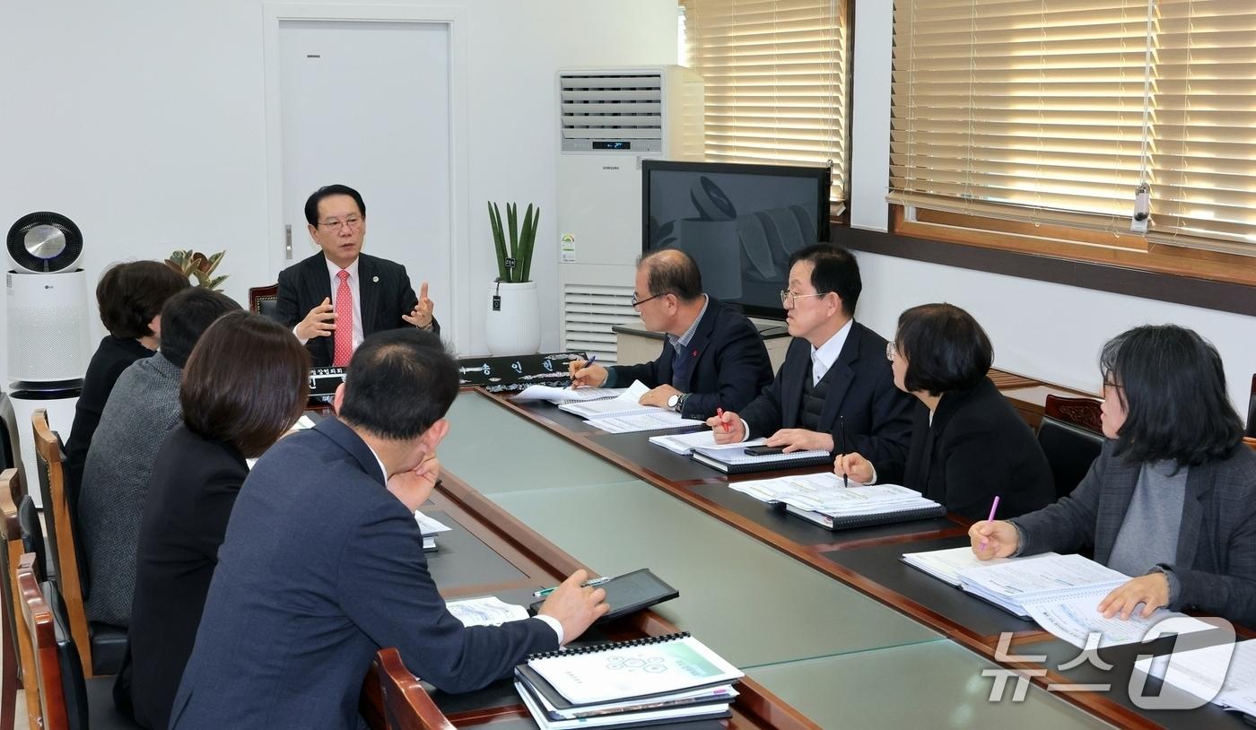 본문 이미지 - 충북 괴산군이 21일 군수실에서 민선 8기 공약·주요현안사업 추진상황 보고회를 열고 있다.(괴산군 제공, 재판매 및 DB금지)/뉴스1