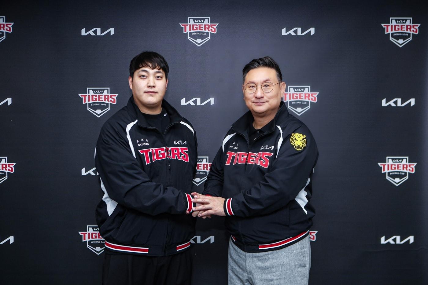 본문 이미지 - 조상우(왼쪽)가 21일 KIA 타이거즈와 FA 계약을 마친 뒤 심재학 단장과 기념 촬영하고 있다. (KIA 제공)