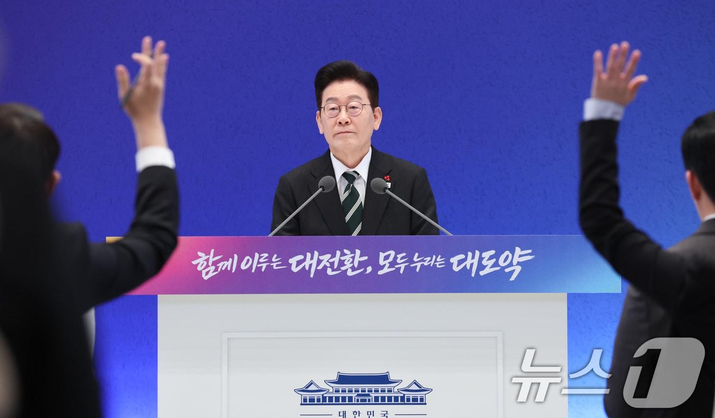 본문 이미지 - 이재명 대통령이 21일 청와대 영빈관에서 열린 신년 기자회견에서 취재진 질문을 받고 있다. 2026.1.21/뉴스1 ⓒ News1 이재명 기자