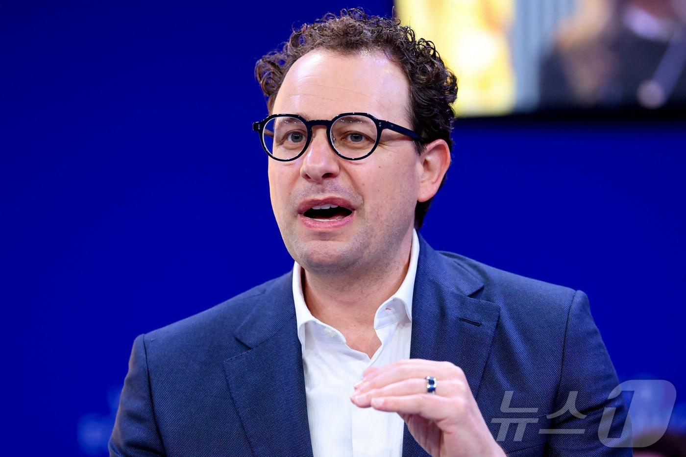 본문 이미지 - 다리오 아모데이 앤트로픽 최고경영자(CEO)가 20일 스위스 다보스에서 열린 세계경제포럼에서 발언하고 있다. 2026.1.20 ⓒ 로이터=뉴스1 ⓒ News1 강민경 기자