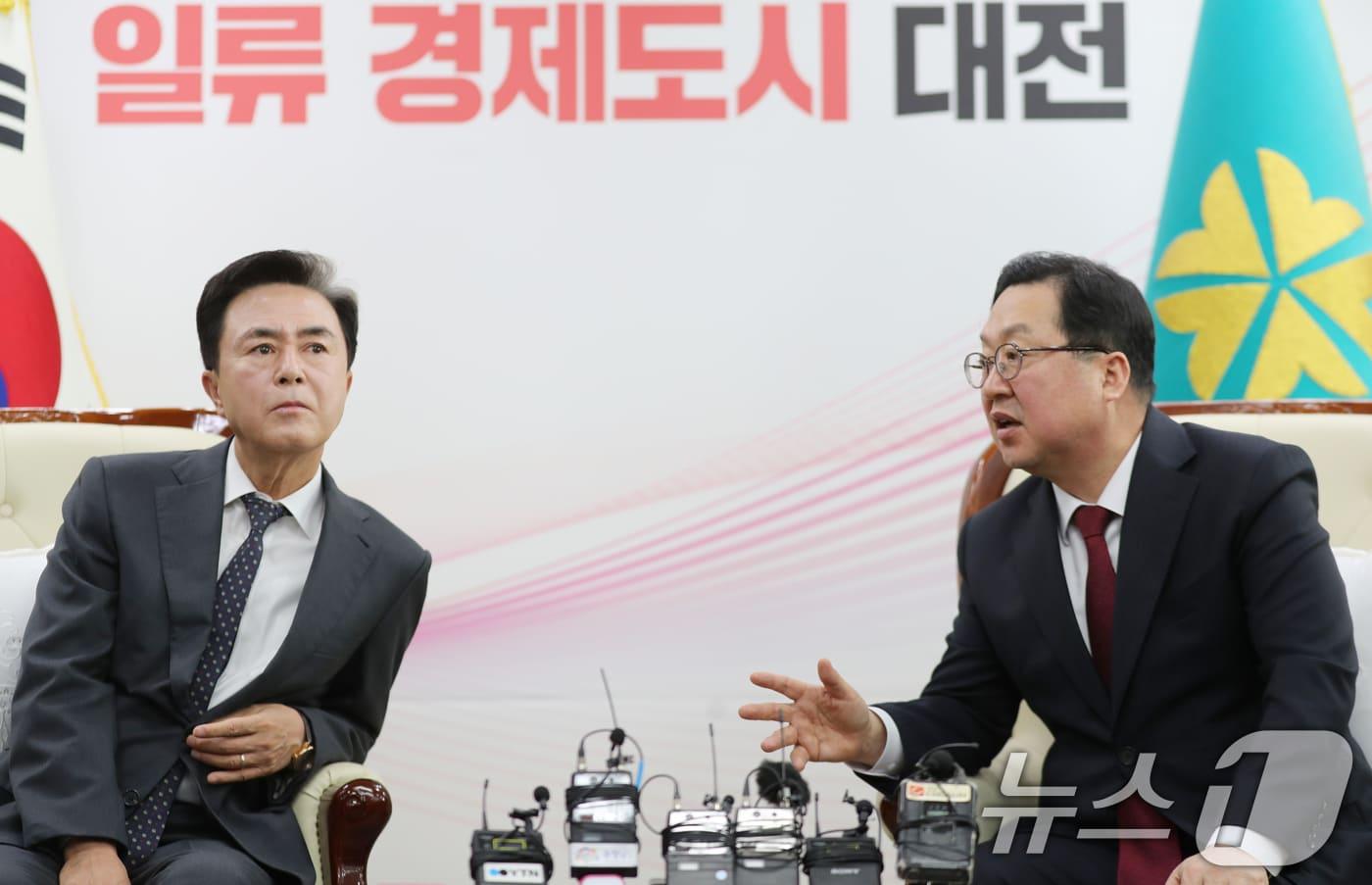 본문 이미지 - 이장우 대전시장과 김태흠 충남도지사가 21일 대전시청 접견실에서 대전·충남 행정통합 관련 긴급 회동을 갖고 있다. (공동취재)2026.1.21/뉴스1