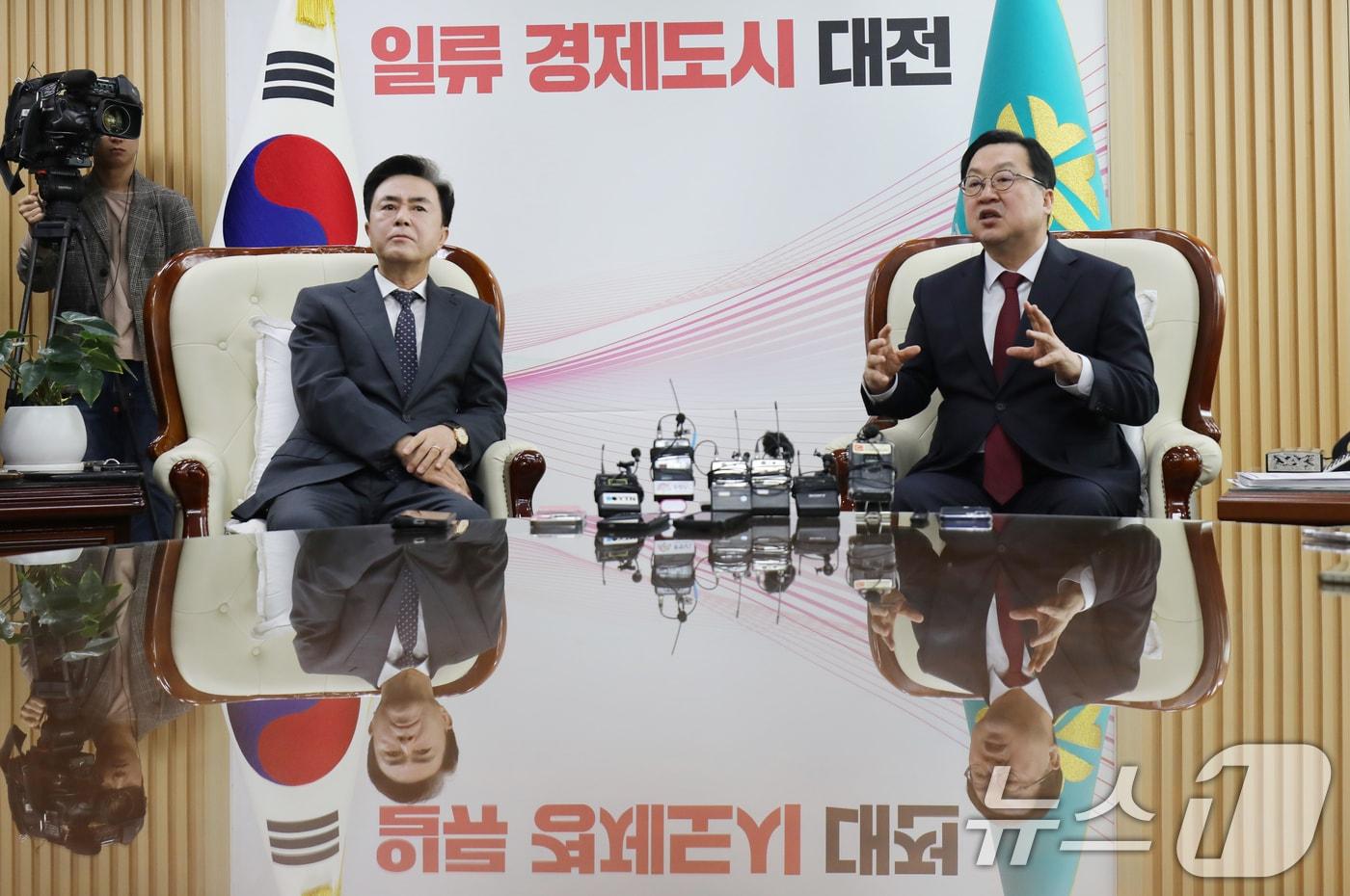 본문 이미지 - 이장우 대전시장과 김태흠 충남도지사가 지난달 21일 대전시청 접견실에서 대전·충남 행정통합 관련 긴급 회동을 갖고 있다. (공동취재)2026.1.21/뉴스1