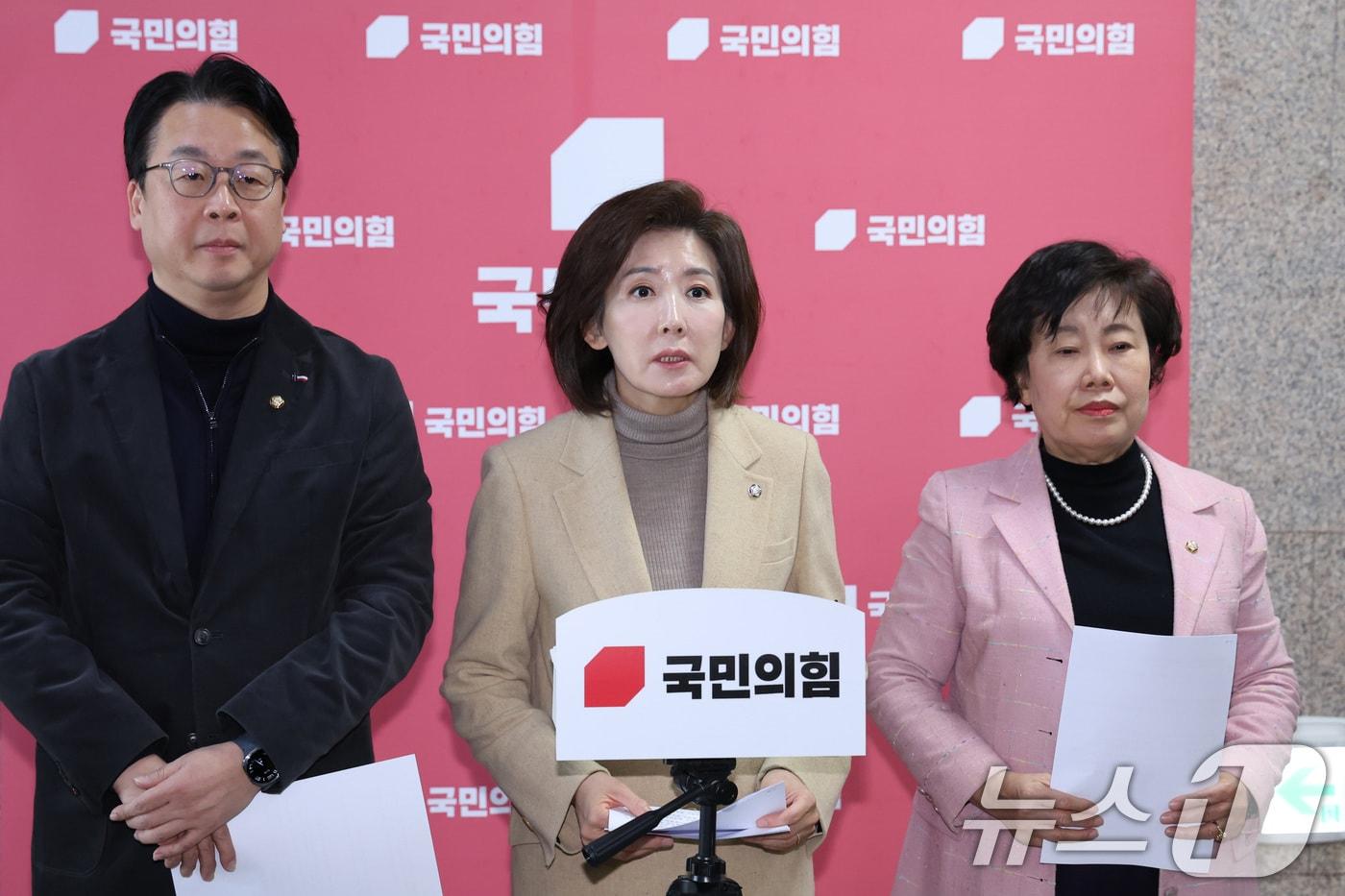 본문 이미지 - 나경원 의원을 비롯한 국민의힘 법사위원들이 21일 서울 여의도 국회에서 더불어민주당의 법사위 강행 시도 관련 기자회견을 하고 있다. 2026.1.21/뉴스1 ⓒ News1 신웅수 기자