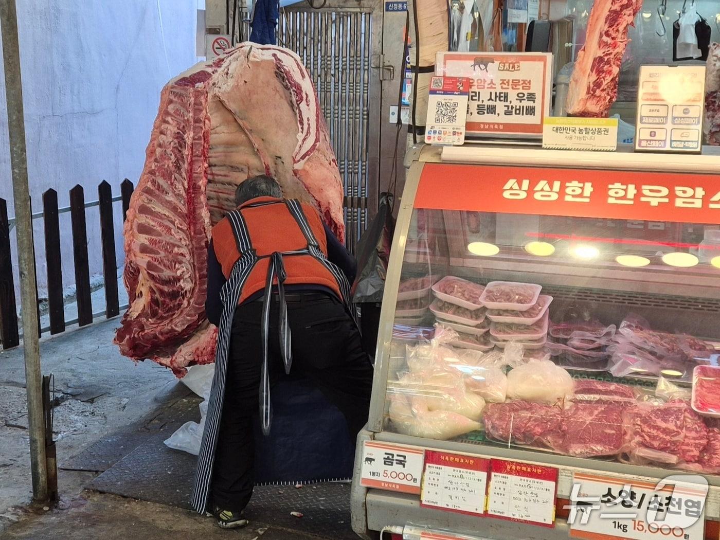 본문 이미지 - 21일 오전 10시께 울산 남구 신정시장의 한 정육점에서 상인이 소고기를 정형하고 있다.2026.1.21/뉴스1ⓒ 뉴스1 박정현 기자