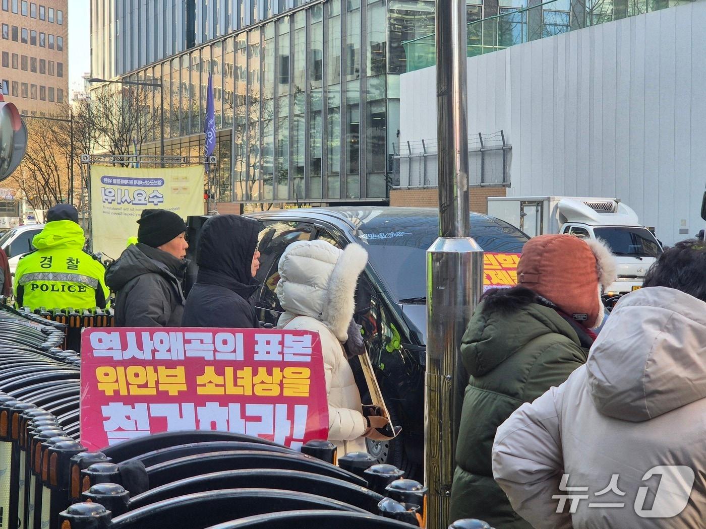 본문 이미지 - 21일 위안부법폐지국민행동이 평화의 소녀상 철거를 촉구하는 집회를 여는 모습. 2026.1.21/뉴스1 ⓒ News1 신윤하 기자