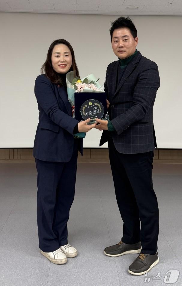 본문 이미지 - 최현아 순천시의원이 지난 20일 신대운영회로부터 감사패를 수여받고 있다. (본인 제공. 재판매 및 DB금지)