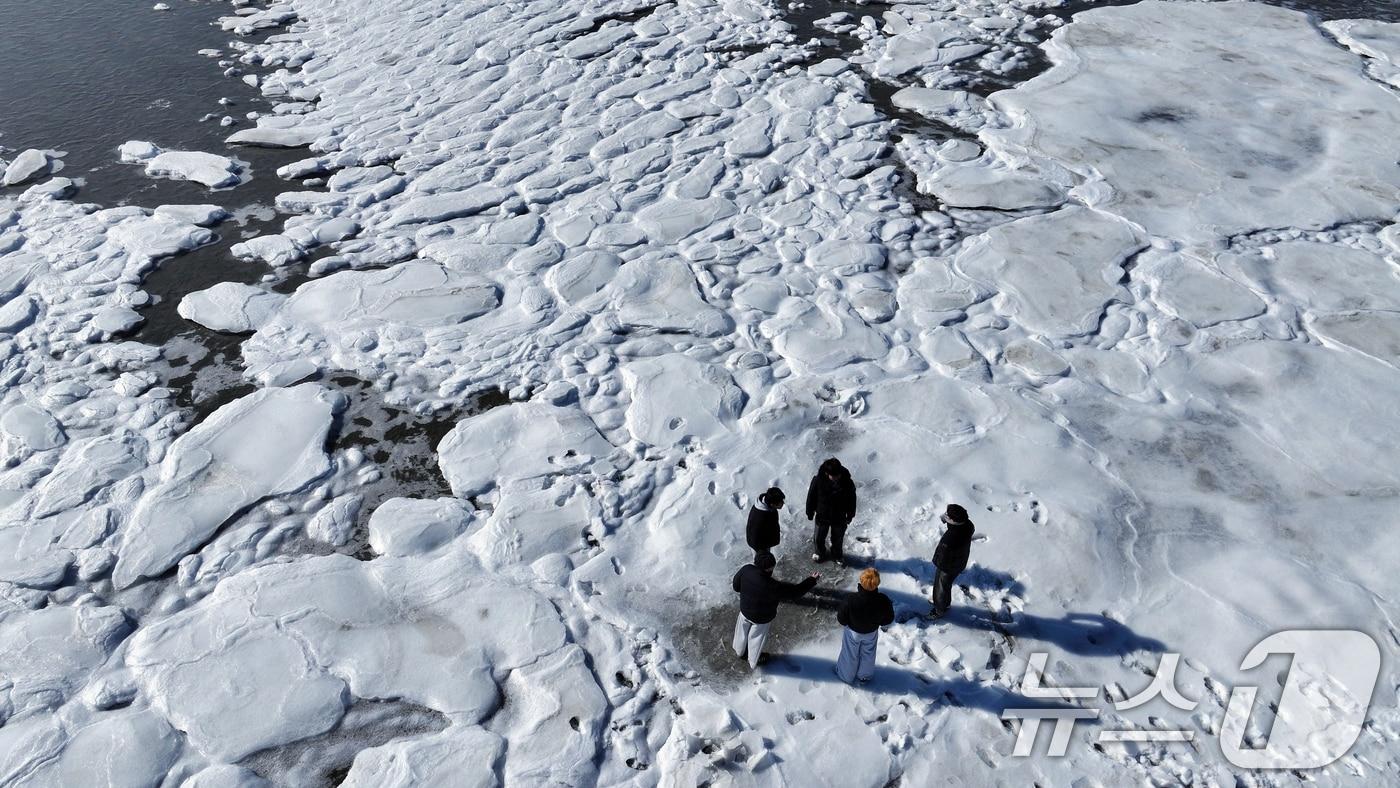 본문 이미지 - 전국 곳곳에 한파특보가 발효돼 맹추위가 이어진 21일 인천 강화도 동막해변 일대가 얼어붙어 있다. 기상청에 따르면 전국 대부분 지역에서는 당분간 아침 기온이 -10도 안팎으로 떨어지고 바람도 강하게 불어 체감온도는 더욱 낮을 것으로 예보했다. 2026.1.21/뉴스1 ⓒ News1 박정호 기자