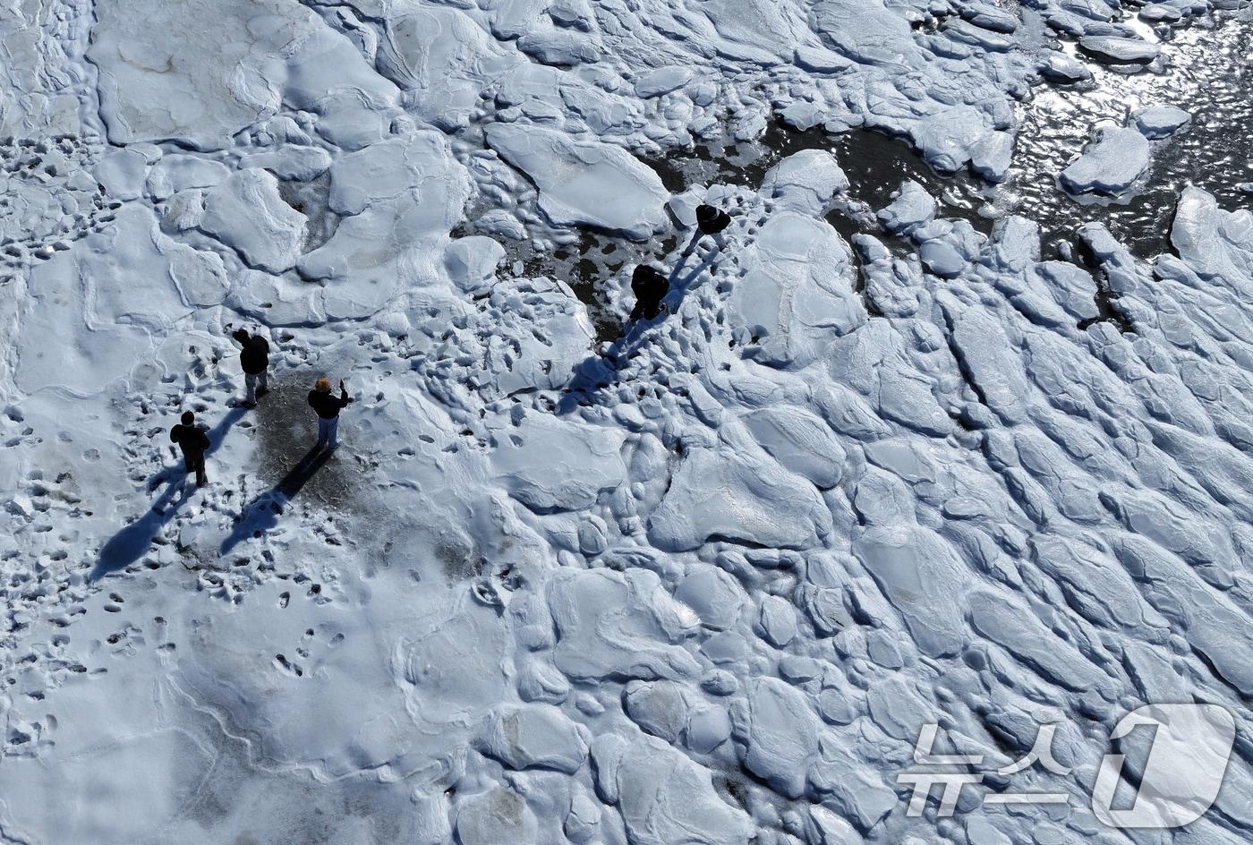 본문 이미지 - 전국 곳곳에 한파특보가 발효돼 맹추위가 이어진 21일 인천 강화도 동막해변 일대가 얼어붙어 있다. 기상청에 따르면 전국 대부분 지역에서는 당분간 아침 기온이 -10도 안팎으로 떨어지고 바람도 강하게 불어 체감온도는 더욱 낮을 것으로 예보했다. 2026.1.21/뉴스1 ⓒ News1 박정호 기자